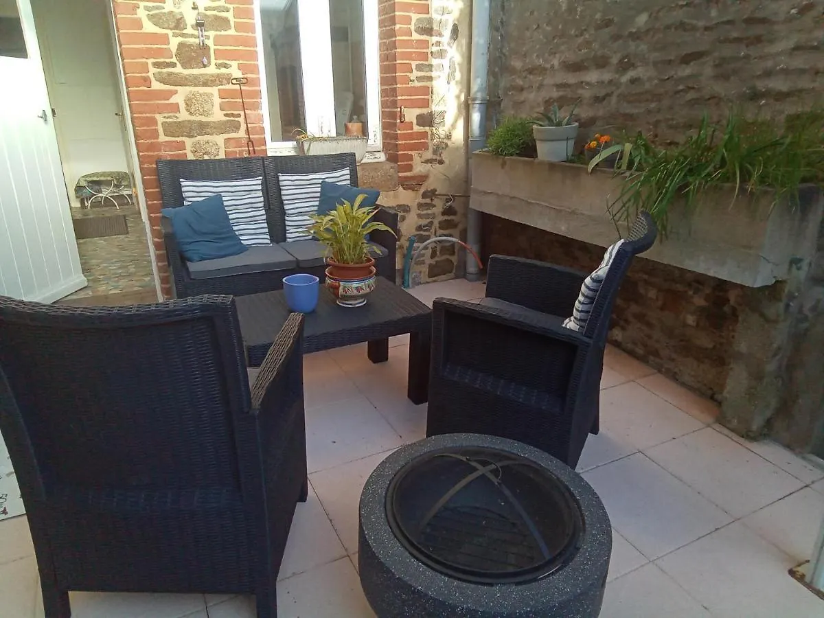 Bed & Breakfast La Chambre De La Boule D 'Or Lanvallay France